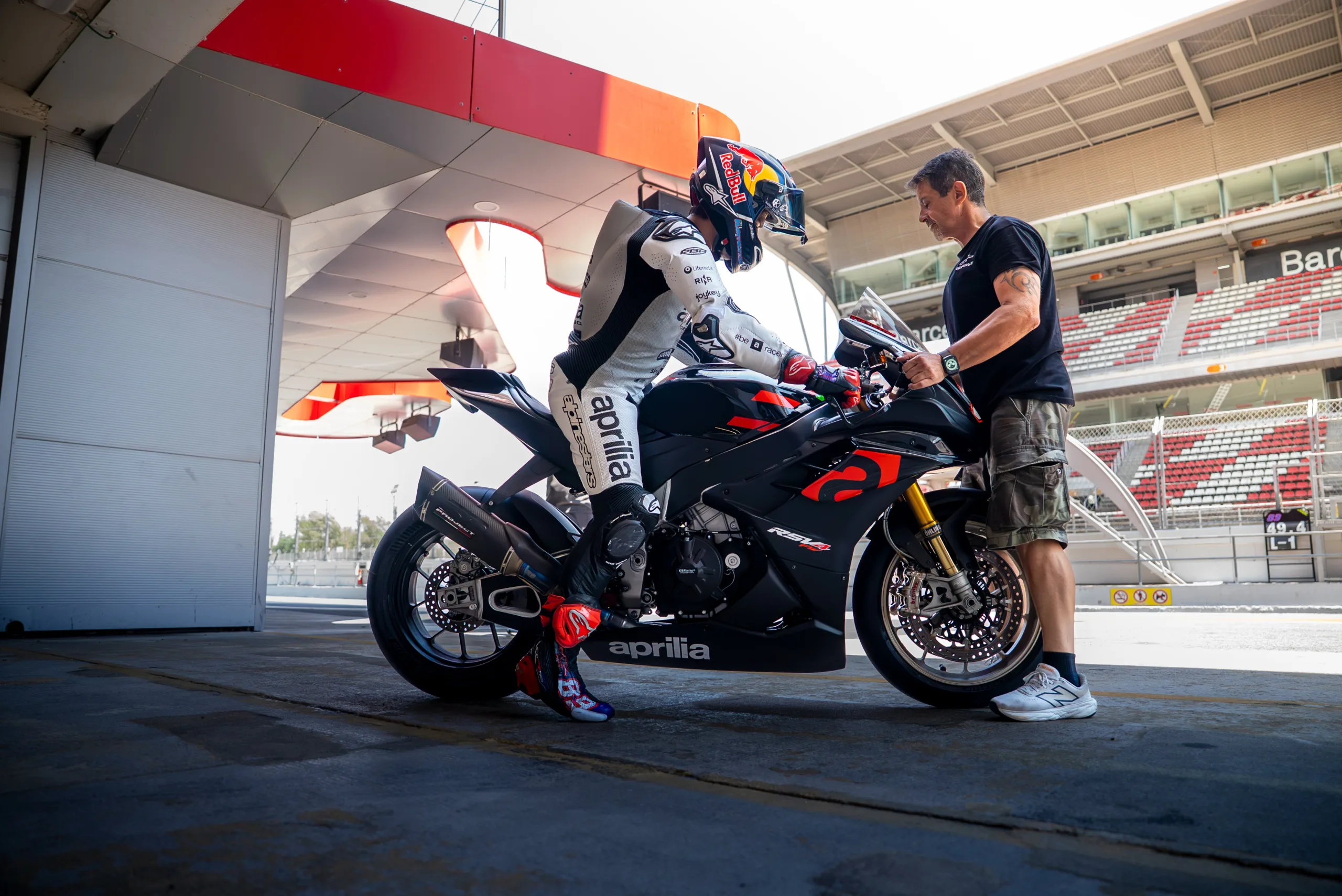 Martin Latihan dengan Motor Jalan Raya di Tengah Teriknya Montmelo